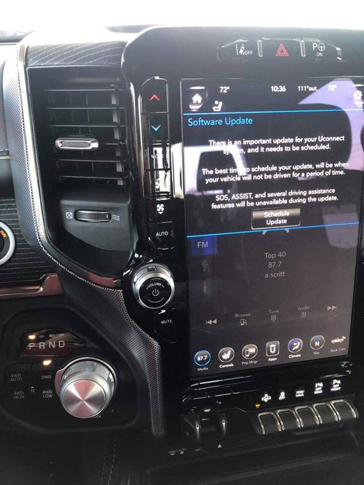 Màn hình trung tâm đặt dọc, thiết kế các nút điều khiển khá hiện đại, sang trọng