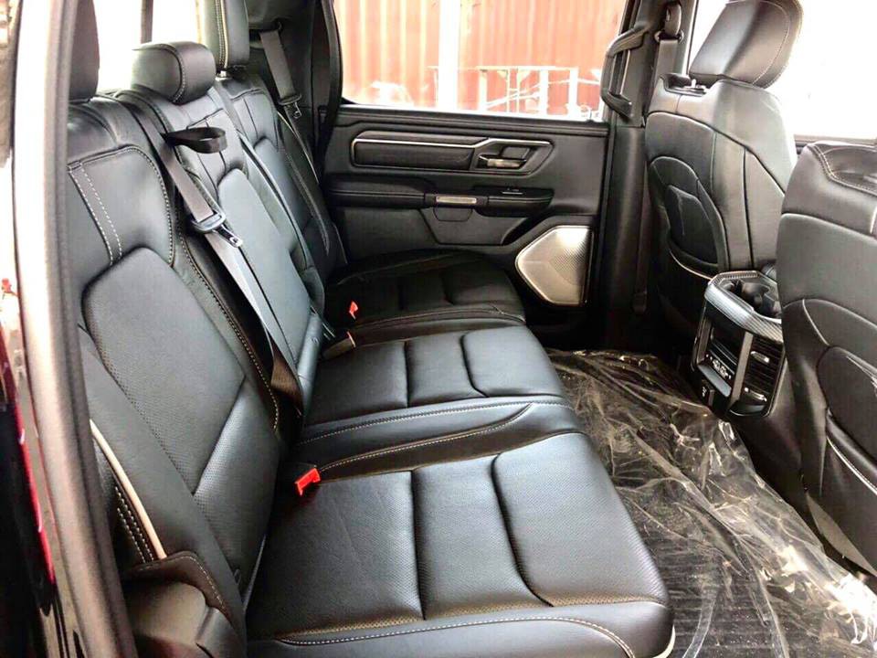 Các hàng ghế được bọc da, kẻ chi thể thao nhưng cũng không kém phần thời thượng.