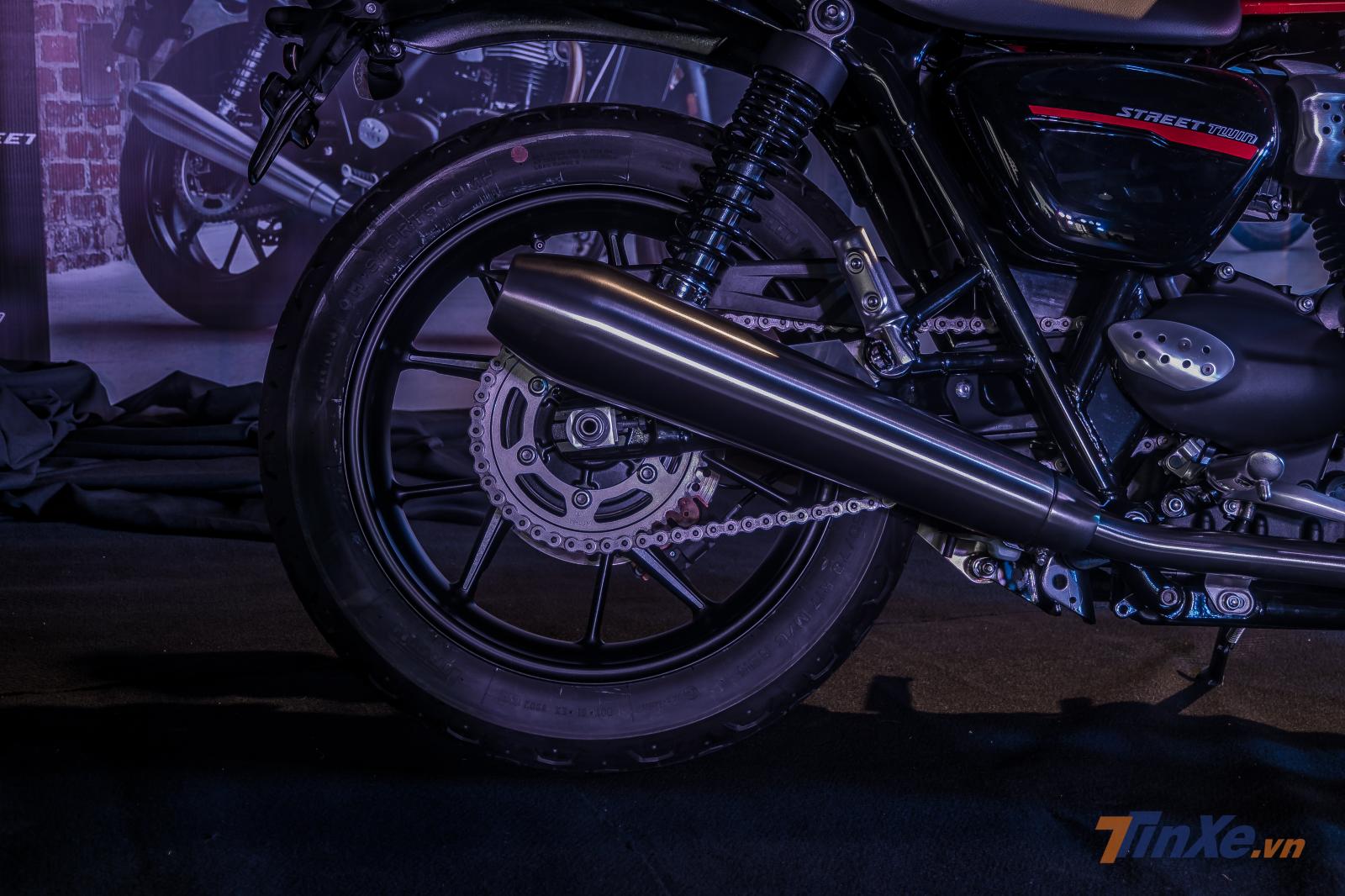 Bộ vành đúc phối màu đen và phay kim loại nhôm đẹp mắt cùng logo Street Twin mới trên 2 miếng ốp 2 bên hông xe. Bộ vành đúc phối màu đen và phay kim loại nhôm đẹp mắt cùng logo Street Twin mới trên 2 miếng ốp 2 bên hông xe.