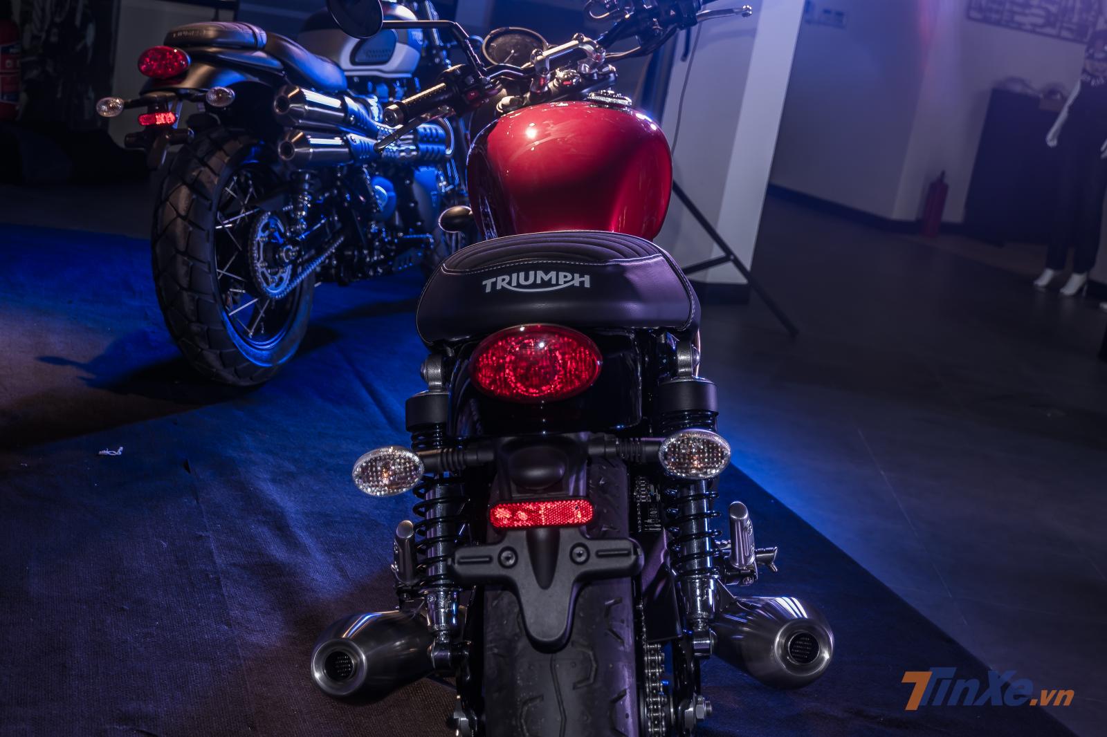 Đi kèm với nâng cấp về sức mạnh là hệ thống phanh cũng đã được hãng cải tiến trên mẫu Street Twin 2019. Phanh đĩa đơn trước có đường kính 310mm tích hợp heo phanh 4 piston hàng hiệu của Brembo. Phía sau là phanh Nissin 2 piston kết hợp đĩa 255mm. Trang bị ABS cả trước lẫn sau. Đi kèm với nâng cấp về sức mạnh là hệ thống phanh cũng đã được hãng cải tiến trên mẫu Street Twin 2019. Phanh đĩa đơn trước có đường kính 310mm tích hợp heo phanh 4 piston hàng hiệu của Brembo. Phía sau là phanh Nissin 2 piston kết hợp đĩa 255mm. Trang bị ABS cả trước lẫn sau.