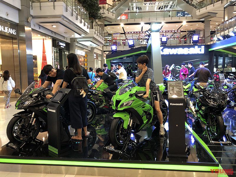 Ngoài ra, buổi trưng bày còn có sự có mặt của các mẫu Sport bike như Ninja 400, ZX10R của Kawasaki