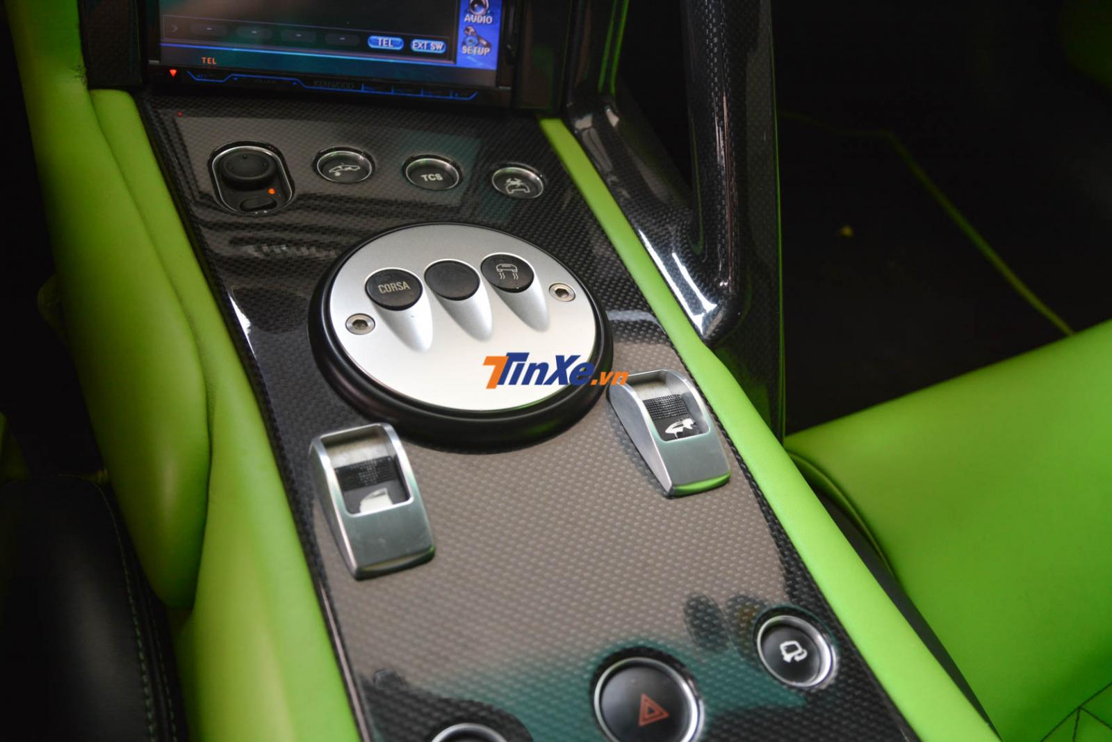  Cận cảnh bảng điều khiển trung tâm của Lamborghini Murcielago LP640 mang màu sơn xanh cốm