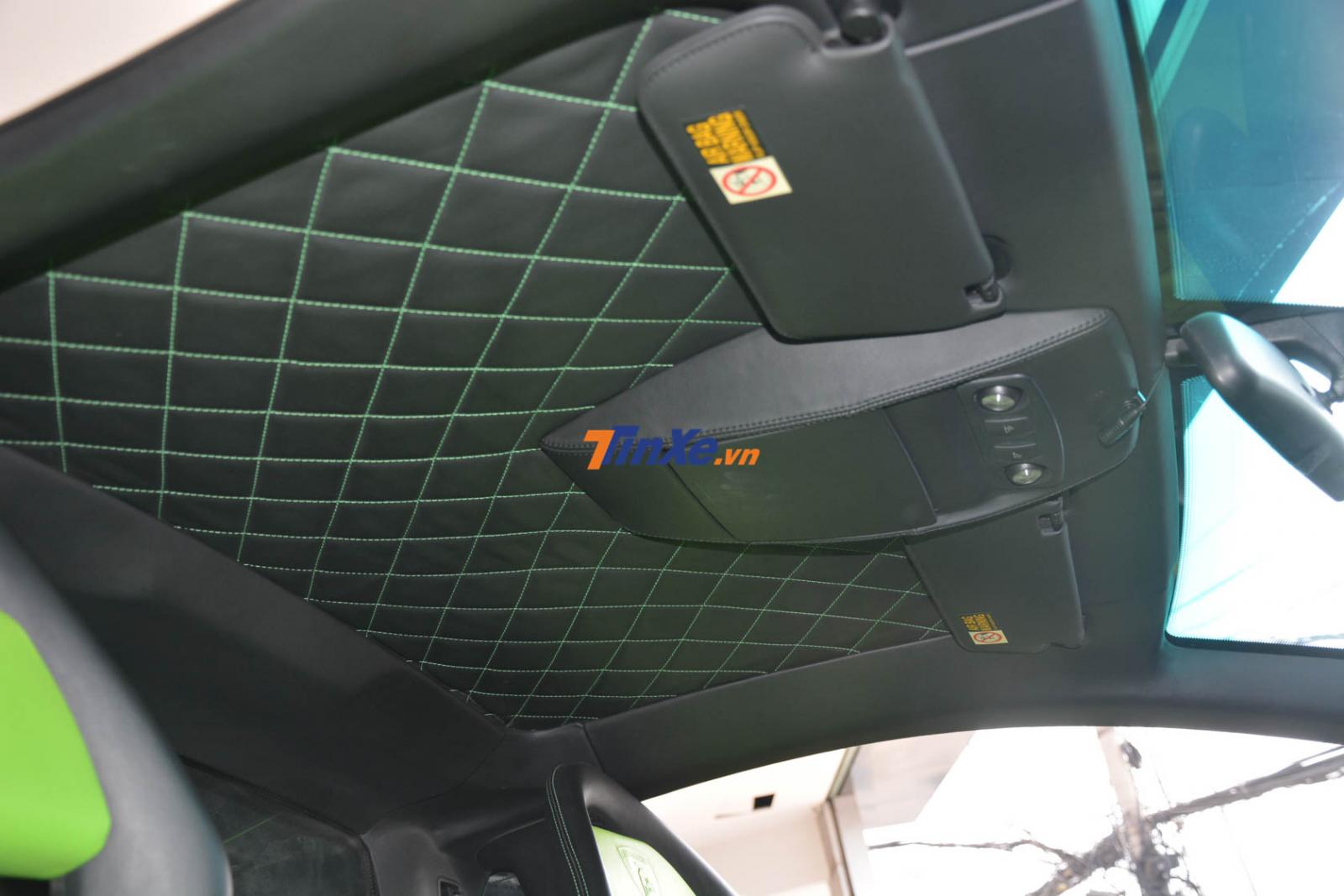 Trần xe bọc da lộn đi kèm chỉ khâu màu xanh cốm