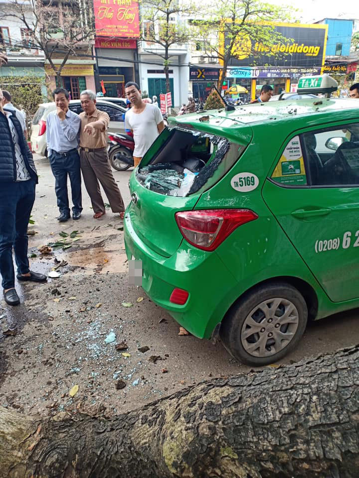 Trong khi đó, chiếc taxi Mai Linh lại bị vỡ kính chắn gió sau Trong khi đó, chiếc taxi Mai Linh lại bị vỡ kính chắn gió sau