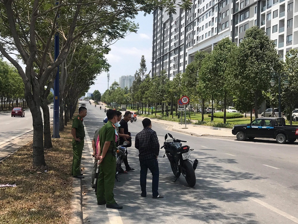 Lực lượng chức năng có mặt tại hiện trường vụ tai nạn Lực lượng chức năng có mặt tại hiện trường vụ tai nạn