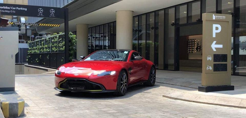 Siêu xe Aston Martin V8 Vantage 2018 chính hãng thứ 2 tại Việt Nam mới được vận chuyển vào Sài thành