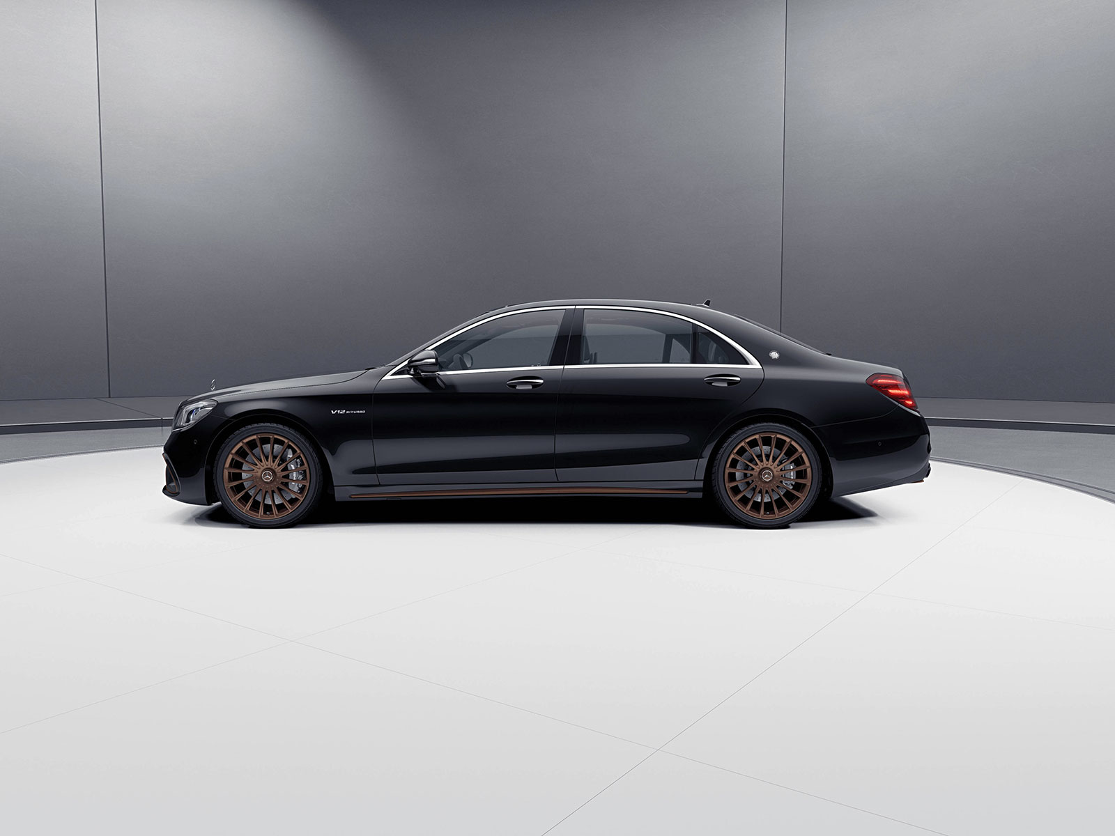 Mercedes-AMG S65 Final Edition được trang bị vành 20 inch màu đồng