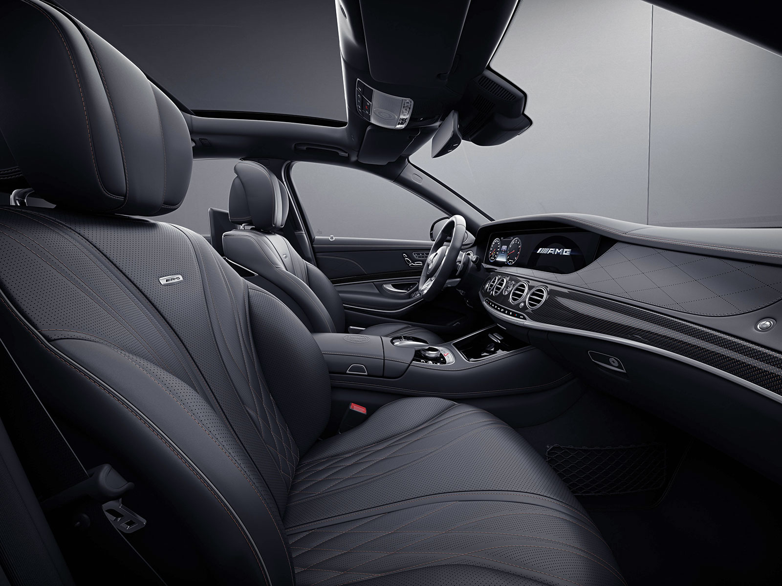 Nội thất được bọc da Nappa màu đen cao cấp