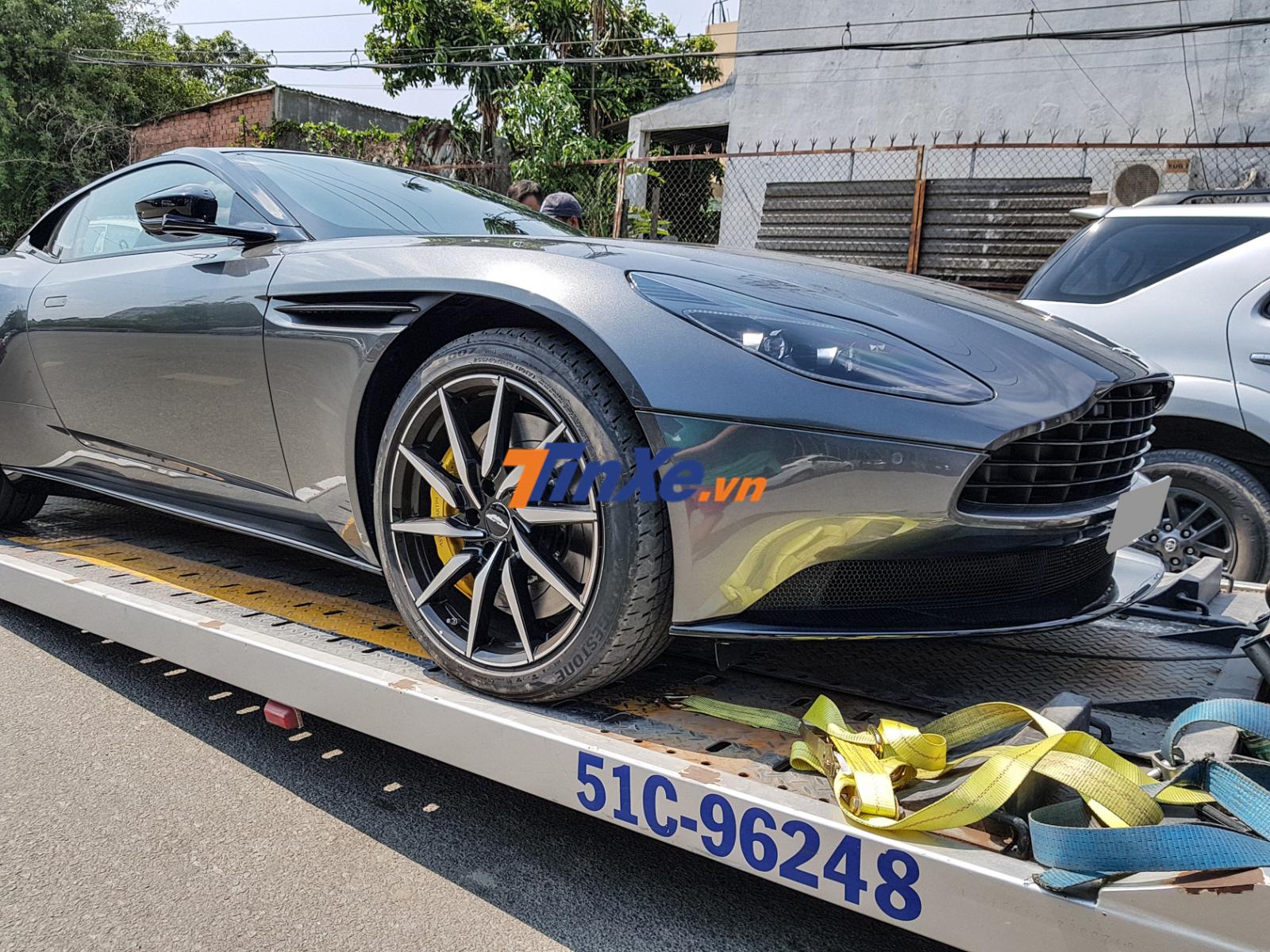 Siêu xe Aston Martin DB11 độc nhất Việt Nam được vận chuyển đi đăng kiểm biển số