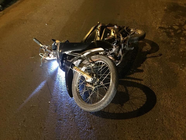Chiếc xe máy của nạn nhân tại hiện trường vụ tai nạn Chiếc xe máy của nạn nhân tại hiện trường vụ tai nạn