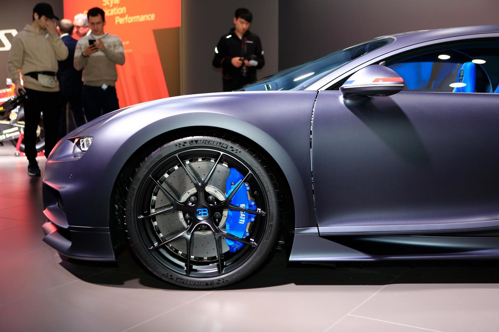 Bộ mâm hợp kim sơn màu đen mờ Nocturne đi kèm cùm phanh xanh dương Bộ mâm hợp kim sơn màu đen mờ Nocturne đi kèm cùm phanh xanh dương