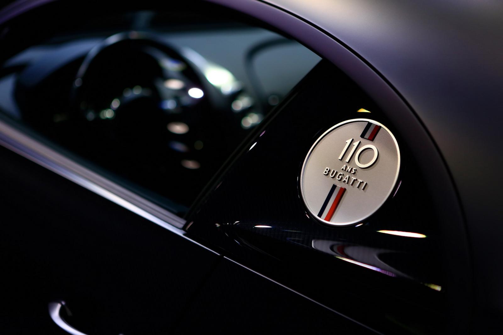 Huy hiệu 110 Ans Bugatti bên hông cửa kính Huy hiệu 110 Ans Bugatti bên hông cửa kính