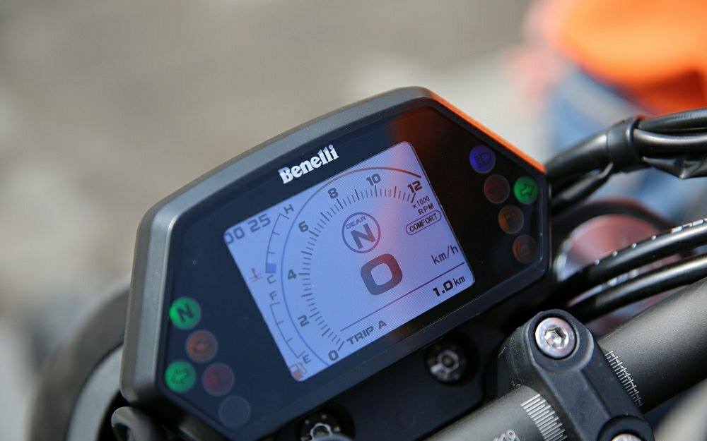 Chiếc đồng hồ trên Benelli 502C được sử dụng giống với chiếc xe 302S với bảng điện tử hoàn toàn hiện đại