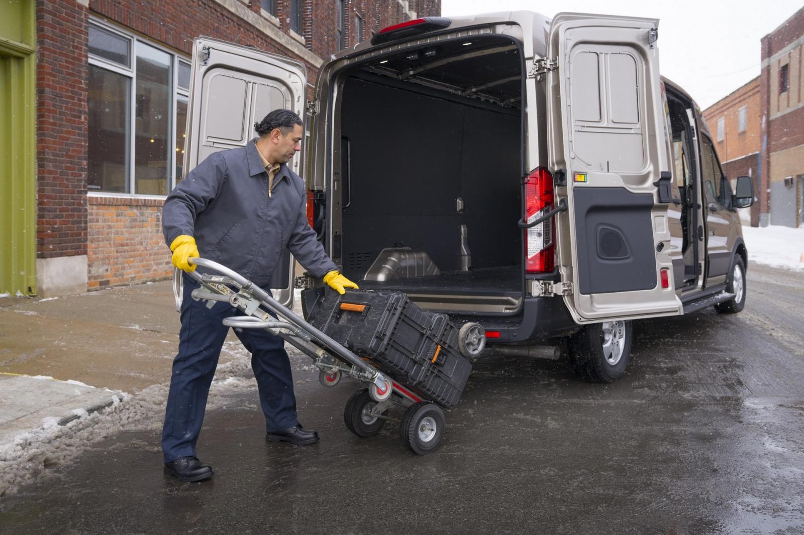 Ford Transit 2020 có thêm phiên bản “Crew Van” với cấu hình 5 chỗ ngồi sắp xếp phần lớn không gian bên trong phục vụ cho việc chờ hàng, dụng cụ… Ford Transit 2020 có thêm phiên bản “Crew Van” với cấu hình 5 chỗ ngồi sắp xếp phần lớn không gian bên trong phục vụ cho việc chờ hàng, dụng cụ…
