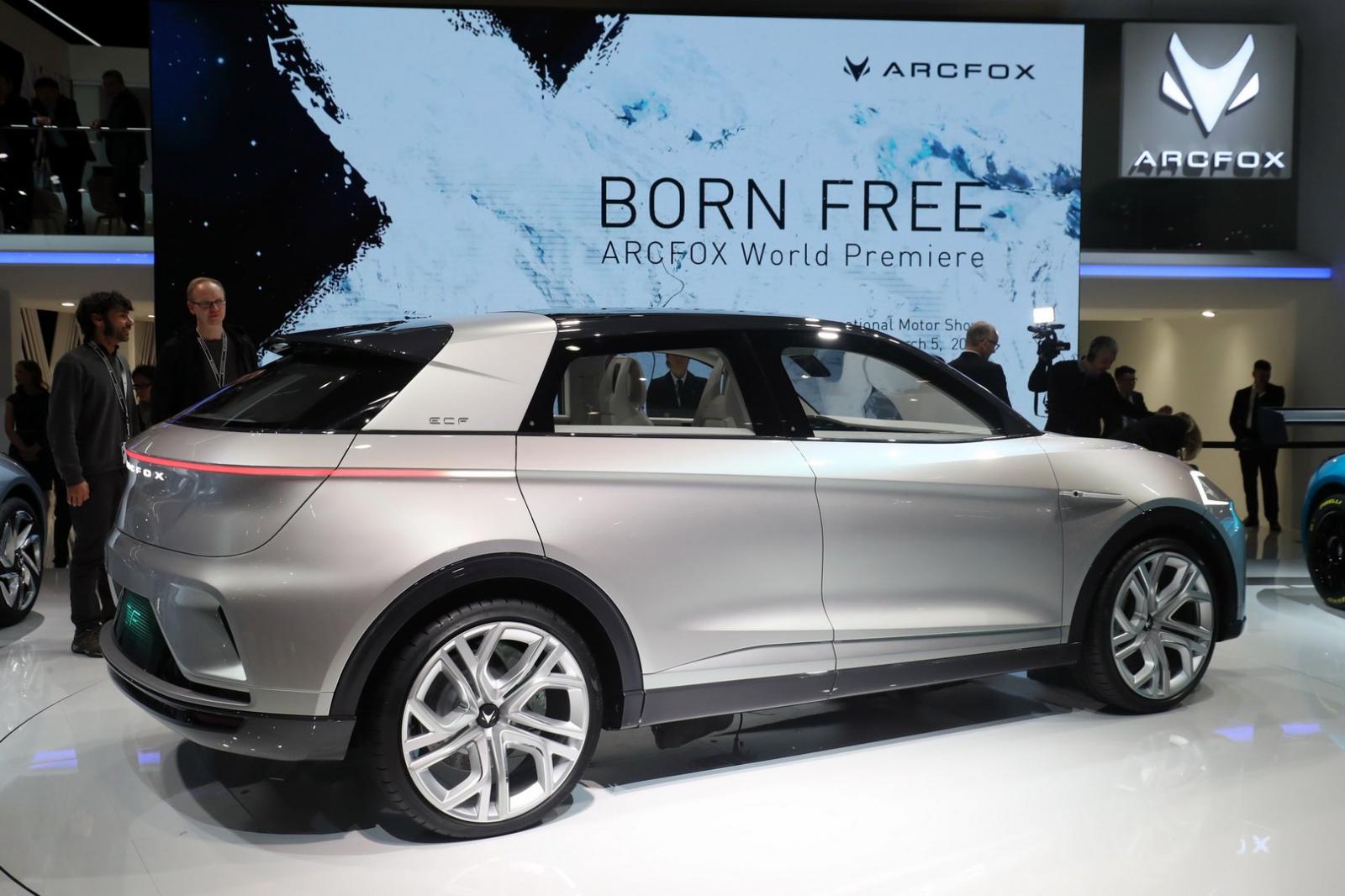 Arcfox ECF có một sọc đèn hậu cực mỏng như thấy ở đây