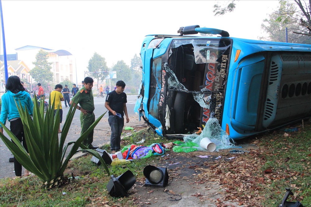Xe khách lật ngang khiến nhiều hành khách hoảng loạn