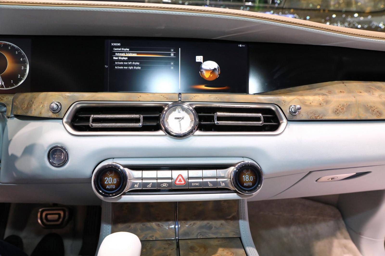 Aurus Senat có 2 màn hình cỡ lớn, trông như nối liền nhau theo phong cách Mercedes-Benz Aurus Senat có 2 màn hình cỡ lớn, trông như nối liền nhau theo phong cách Mercedes-Benz