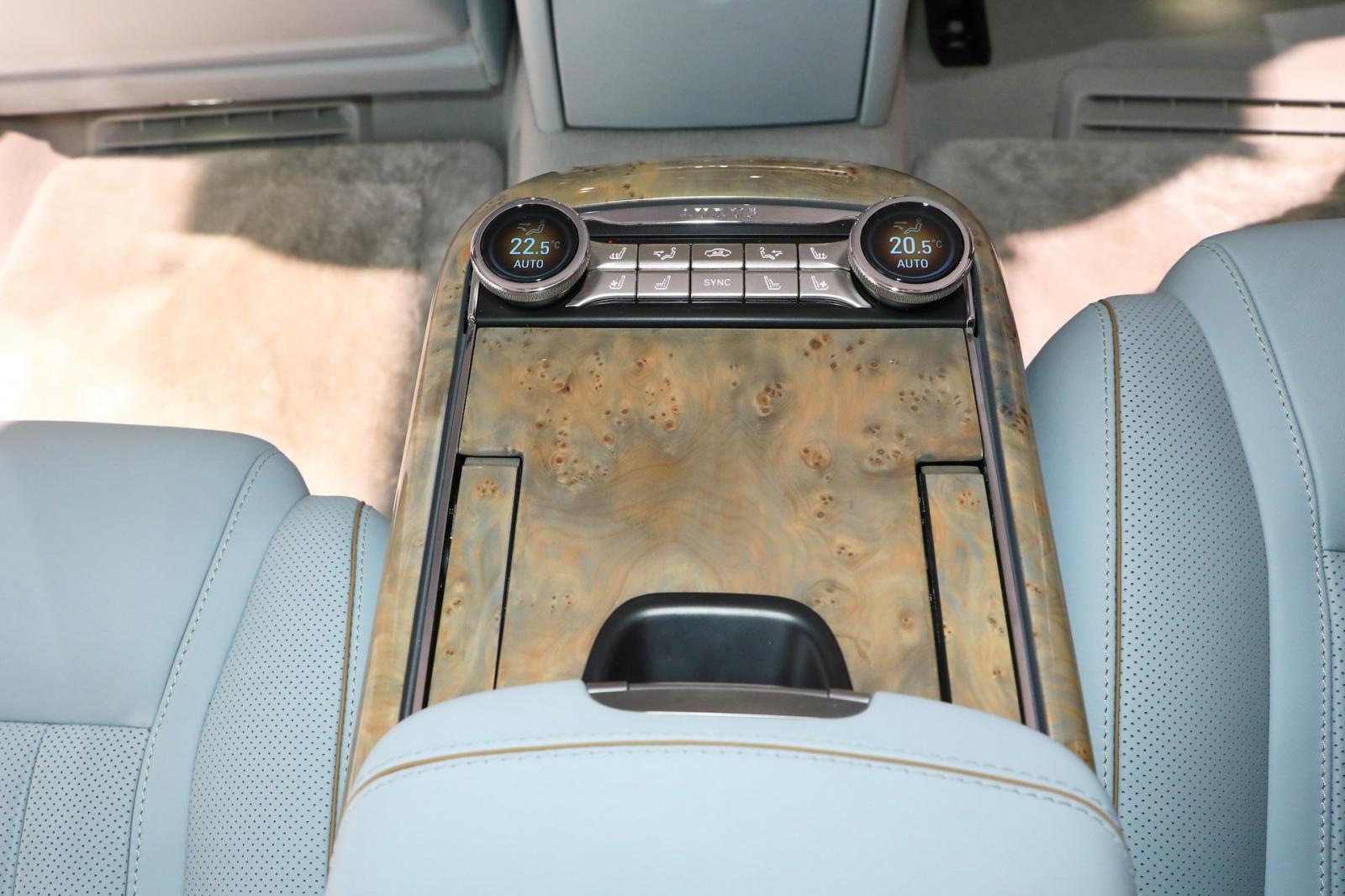 Cụm điều khiển trung tâm giữa hàng ghế sau Cụm điều khiển trung tâm giữa hàng ghế sau