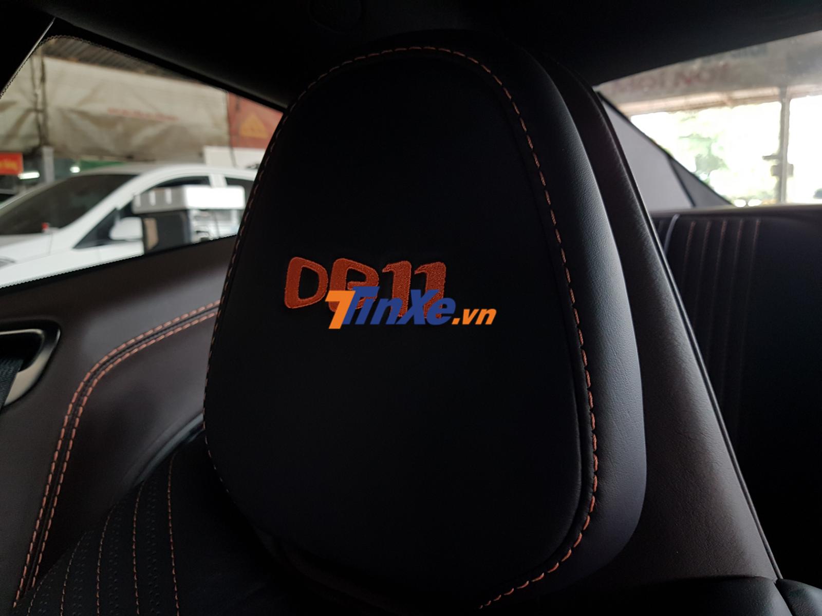 Logo DB11 thêu trên tựa đầu cũng hoàn thành với màu cam nổi bật