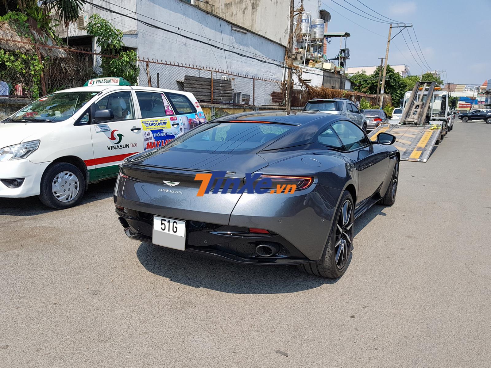 Aston Martin DB11 V8 mang Da siêu xe Hồn xe sang