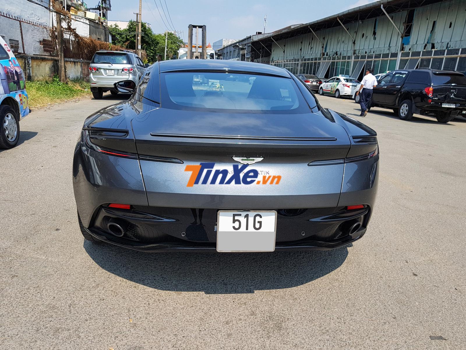 Ngoại thất chiếc xe mang màu xám Ngoại thất chiếc xe mang màu xám