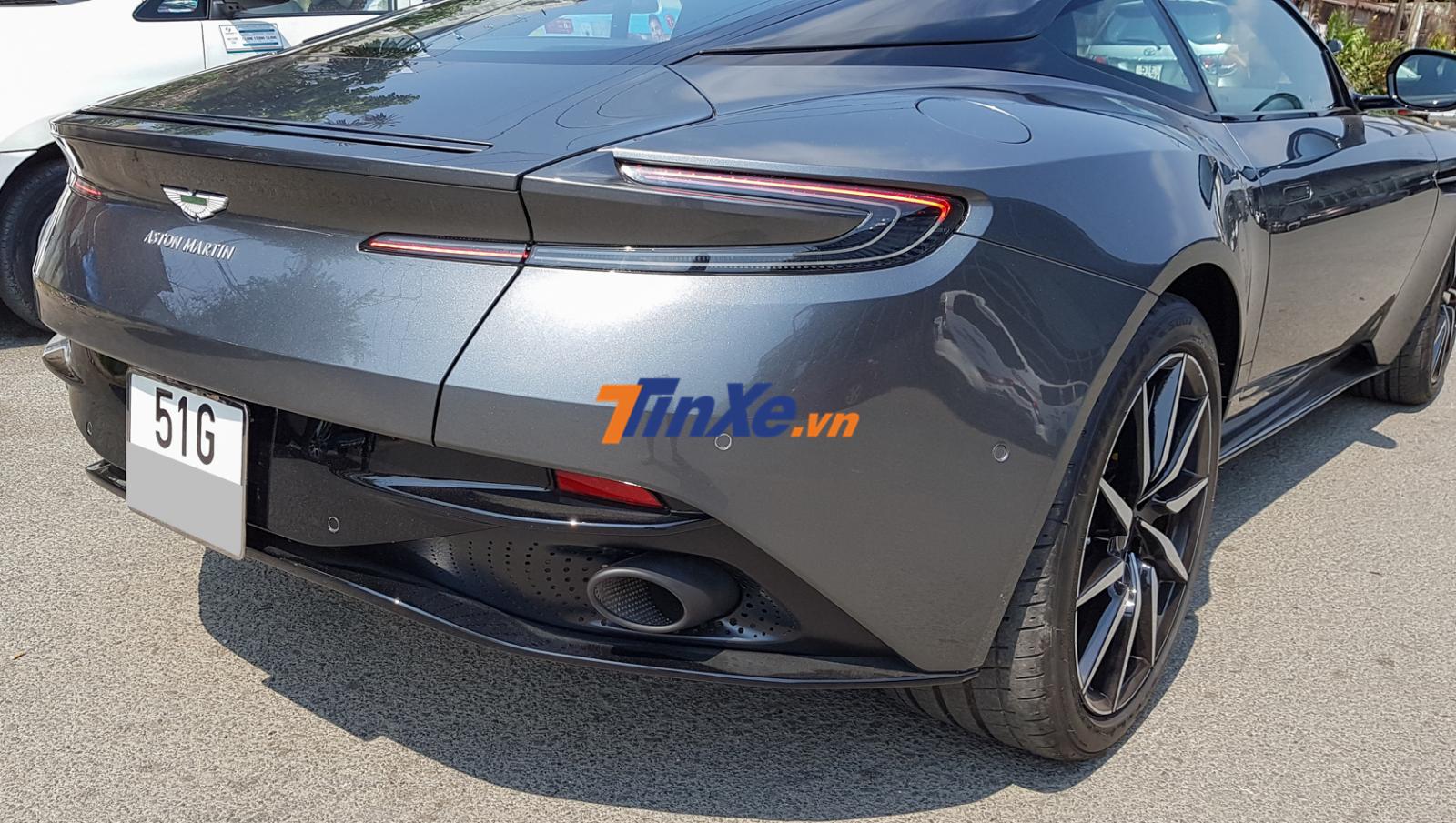 Phần đuôi xe của Aston Martin DB11 V8 thiết kế gợi cảm