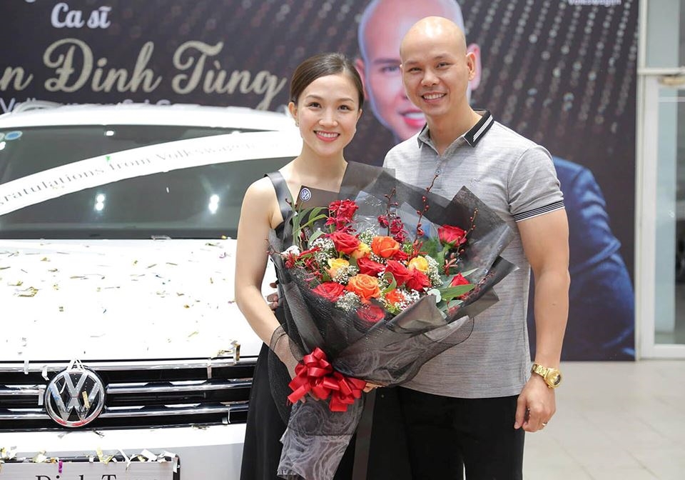  Phan Đình Tùng và vợ là Thái Ngọc Bích bên cạnh chiếc Volkswagen Tiguan Allspace 2019