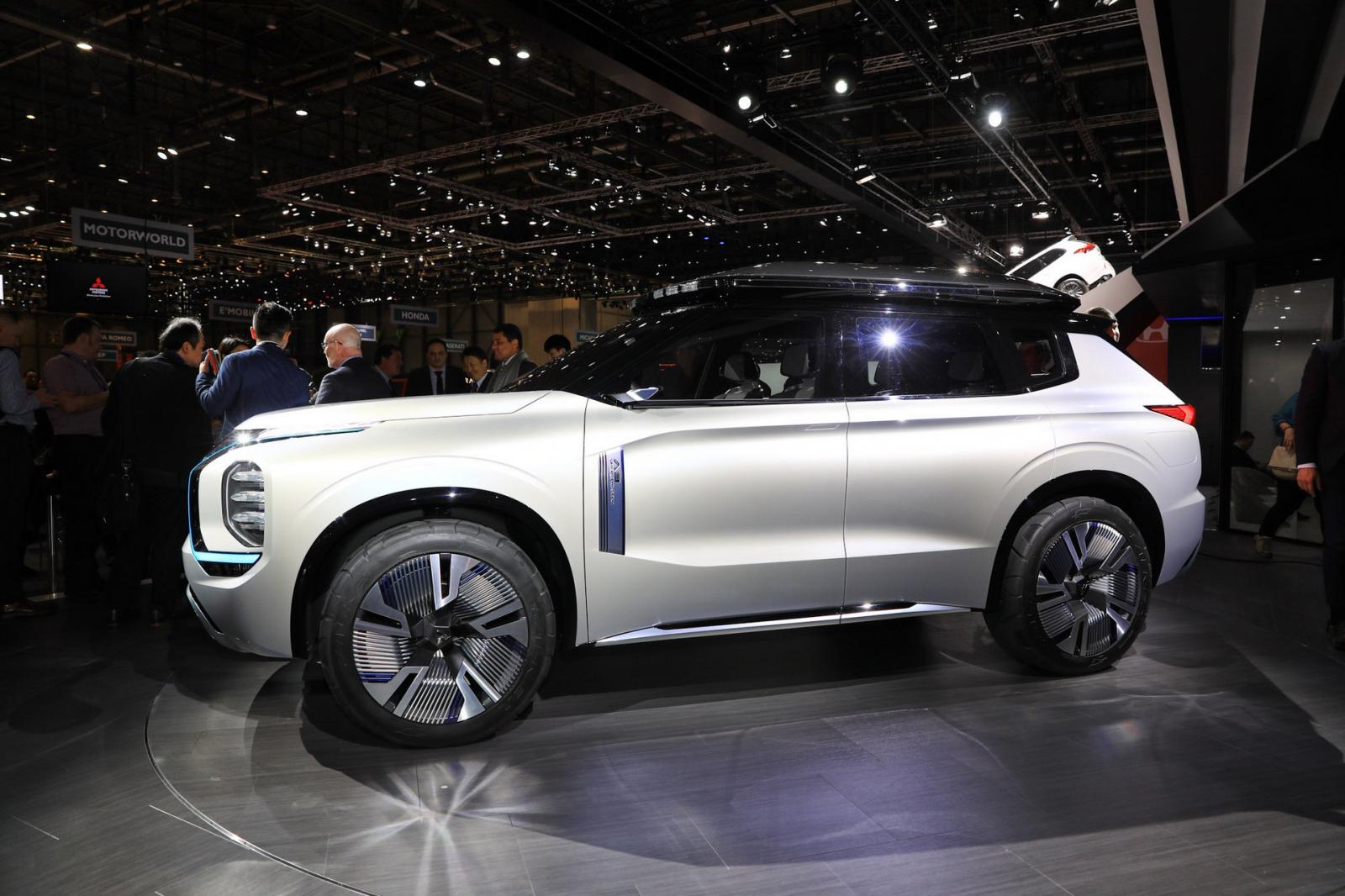 Tổng thể xe trông khá giống mẫu SUV Outlander với thiết kế của tương lai Tổng thể xe trông khá giống mẫu SUV Outlander với thiết kế của tương lai