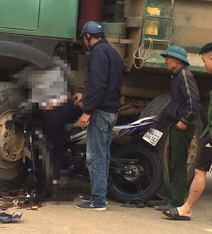 Nhiều người tập trung tại hiện trường vụ tai nạn (Ảnh:Facebook)