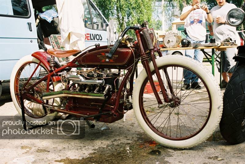 Những chiếc xế cổ thường mang lốp xe màu trắng Những chiếc xế cổ thường mang lốp xe màu trắng