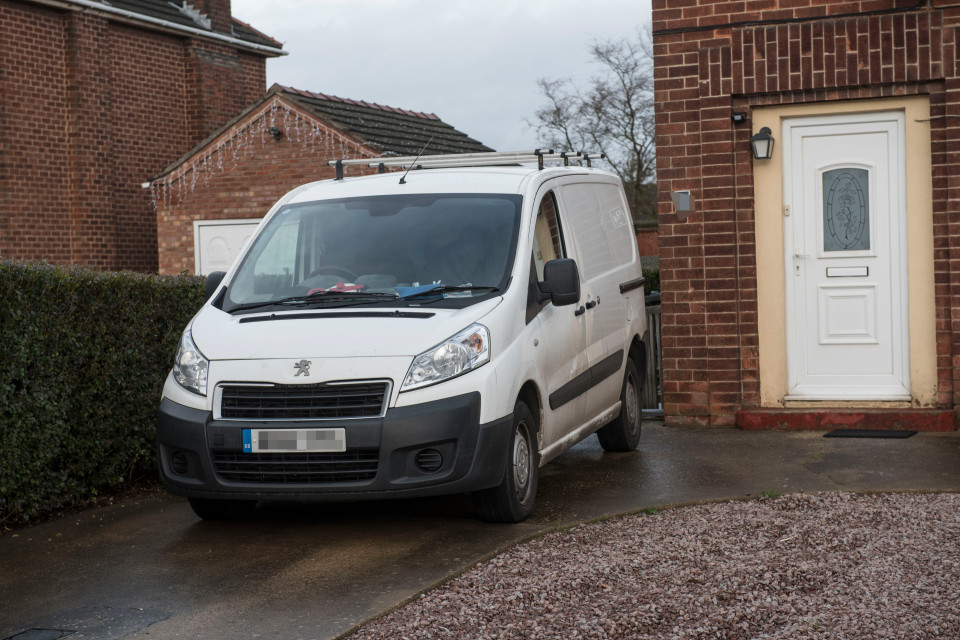 Dù đã tậu 6 chiếc xe sang và siêu xe nhưng ông Clark vẫn giữ lại chiếc xe van Peugeot cũ của mình Dù đã tậu 6 chiếc xe sang và siêu xe nhưng ông Clark vẫn giữ lại chiếc xe van Peugeot cũ của mình