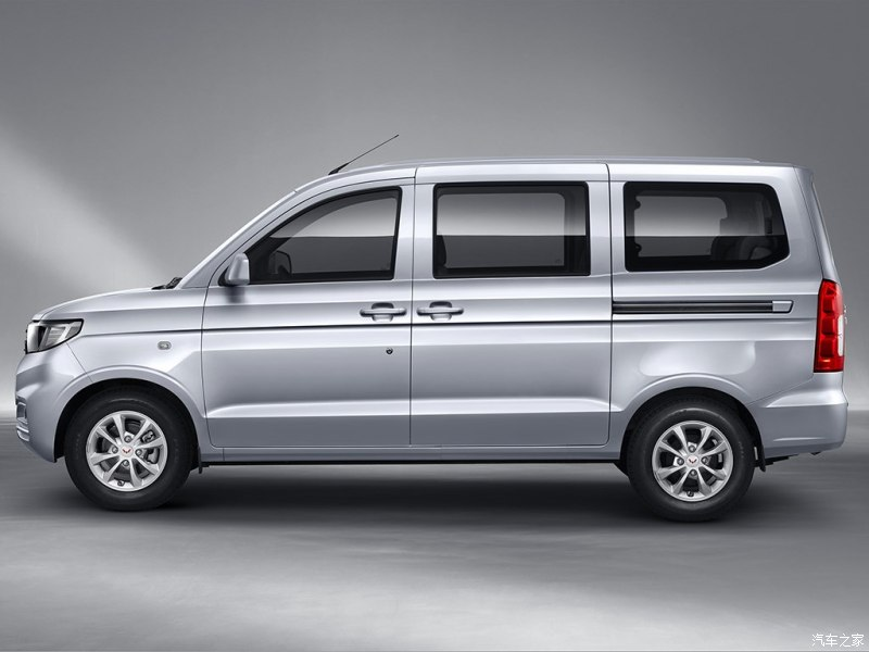 Bên sườn của mẫu MPV 7 chỗ này xuất hiện đường gân mới và cửa dập lõm Bên sườn của mẫu MPV 7 chỗ này xuất hiện đường gân mới và cửa dập lõm