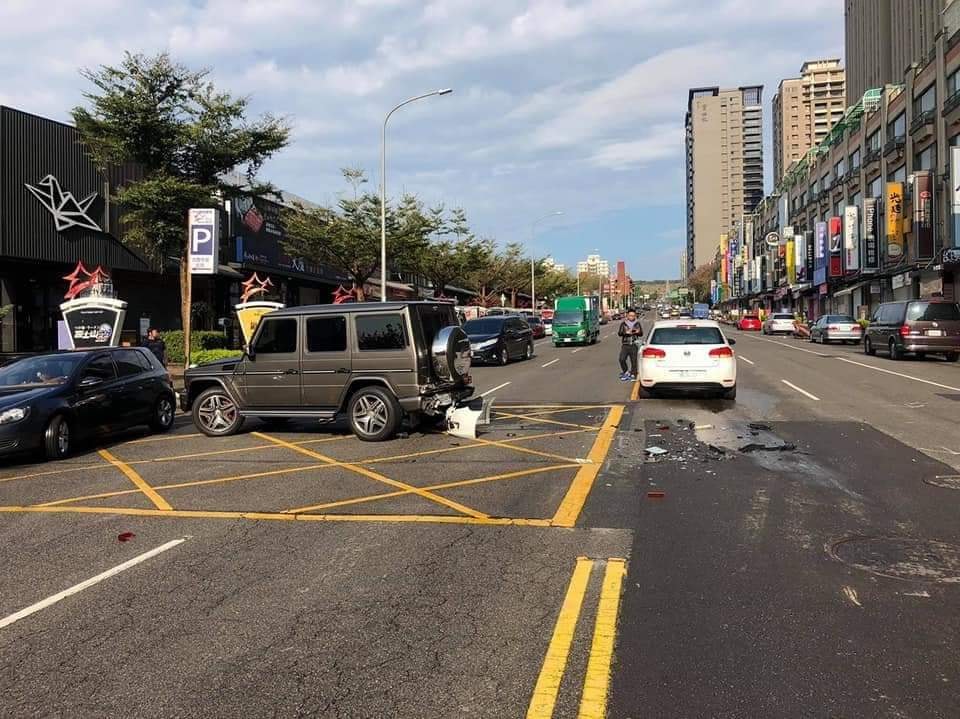 Hiện trường vụ tai nạn của Volkswagen Golf Mk6 và Mercedes-Benz G63 AMG