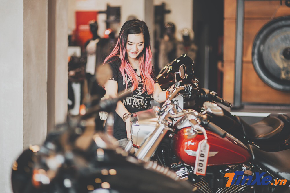 Sau 9 năm, cuối c&ugrave;ng Hiền Bư đ&atilde; c&oacute; thể t&igrave;m cho m&igrave;nh một chiếc xe ph&ugrave; hợp. Đ&oacute; ch&iacute;nh l&agrave; chiếc Harley-Davidson Iron 883.