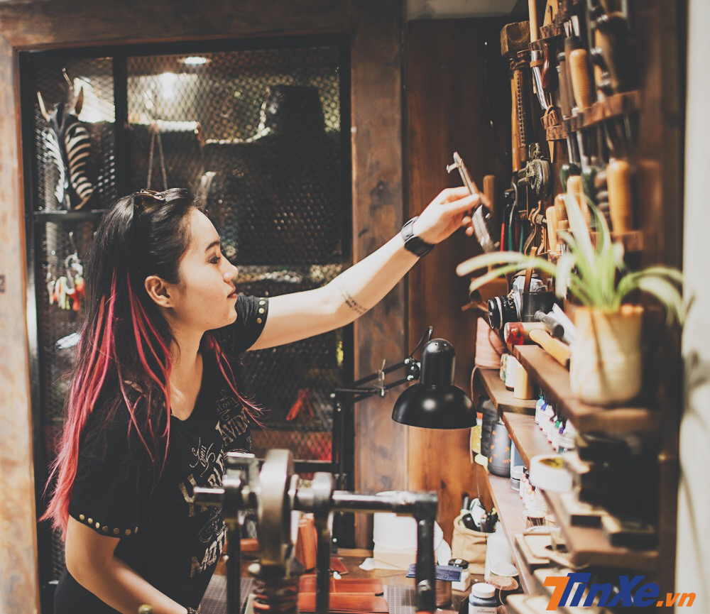 C&ocirc; c&oacute; 2 đam m&ecirc; lớn - 1 l&agrave; l&agrave;m đồ da thủ c&ocirc;ng v&agrave; 2 l&agrave; xe.