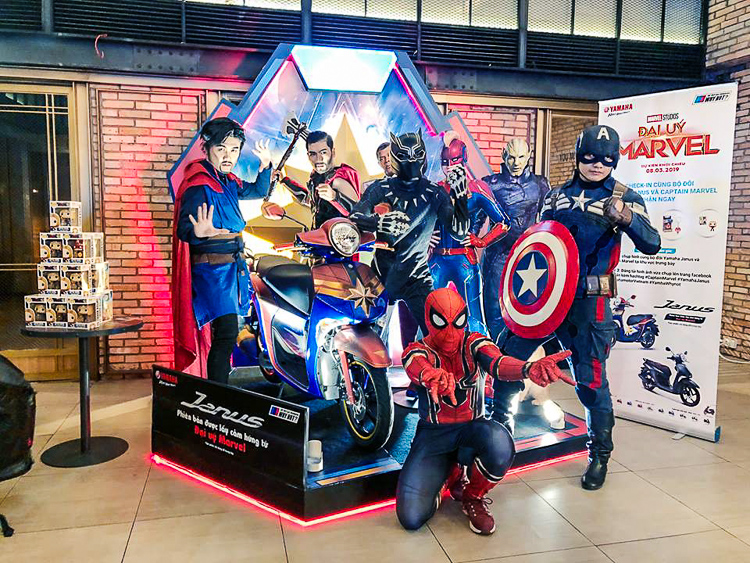 Yamaha Janus từng được sơn bộ cánh Đại úy Marvel trưng bày tại rạp chiếu phim
