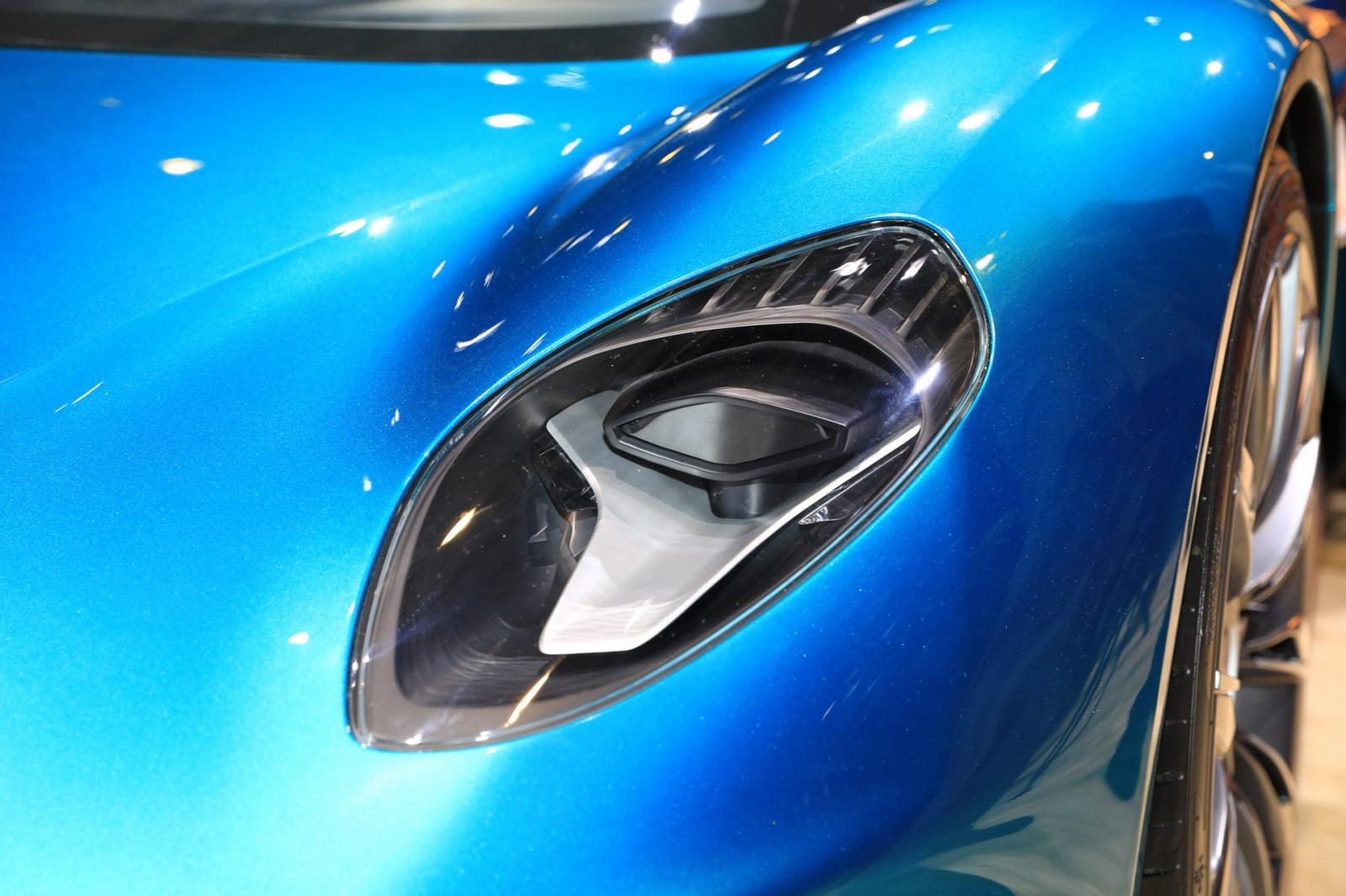 Cận cảnh cụm đèn pha hình oval của Aston Martin Vanquish Vision Concept Cận cảnh cụm đèn pha hình oval của Aston Martin Vanquish Vision Concept