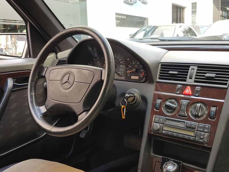 Cận cảnh khoang lái chiếc Mercedes-Benz C230 thế hệ W202 đang gây không ít sự chú ý trên mạng xã hội