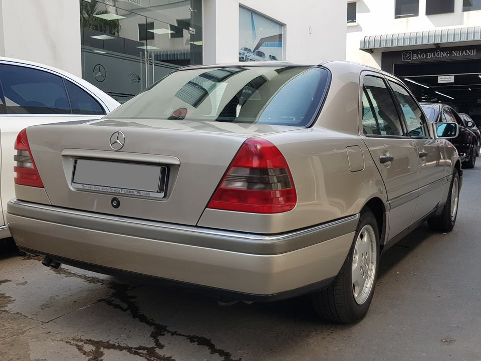 Đây cũng là chiếc Mercedes-Benz C-Class thuộc thế hệ đầu tiên