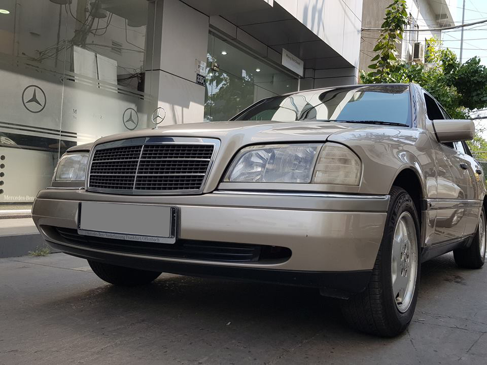 Dù cho Mercedes-Benz C-Class 2019 đã bán tại Việt Nam, nhưng vị khách này vẫn trung thành với đời đầu