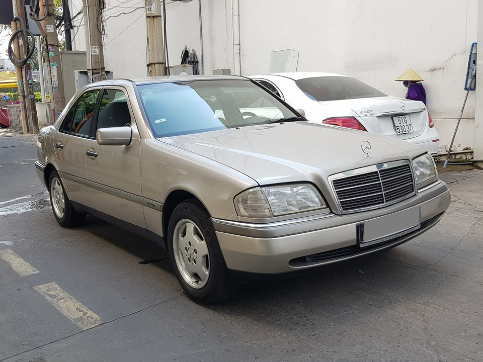 Chiếc Mercedes-Benz C230 này thuộc thế hệ W202