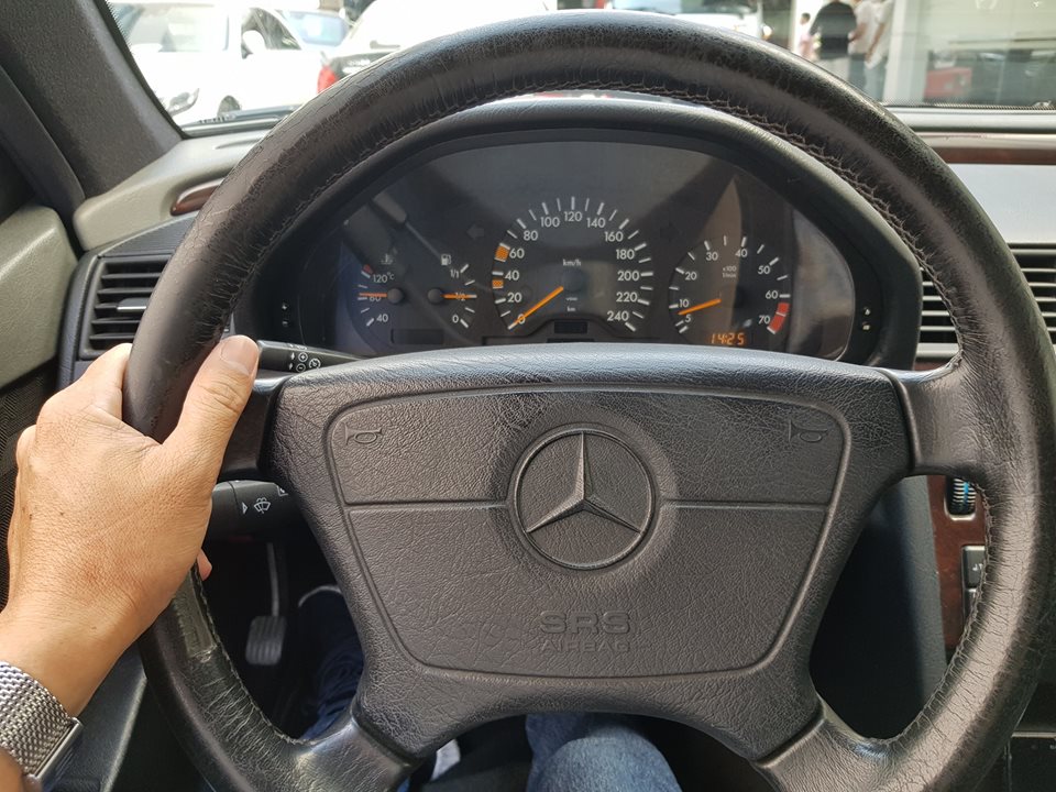 Chiếc Mercedes-Benz C230 thế hệ W202 này sử dụng động cơ 4 xi-lanh mang mã M111