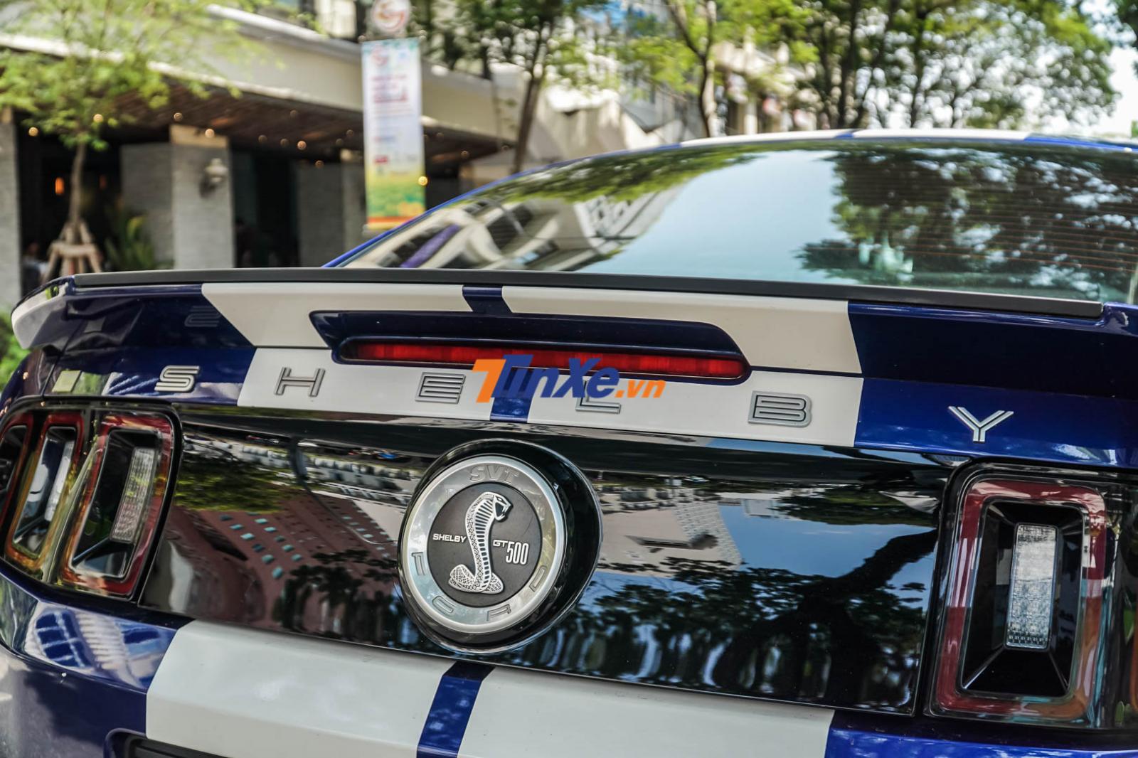 Cánh gió đuôi thể thao, dòng chữ Shelby và logo rất cá tính của Ford Mustang Shelby GT500 Cánh gió đuôi thể thao, dòng chữ Shelby và logo rất cá tính của Ford Mustang Shelby GT500