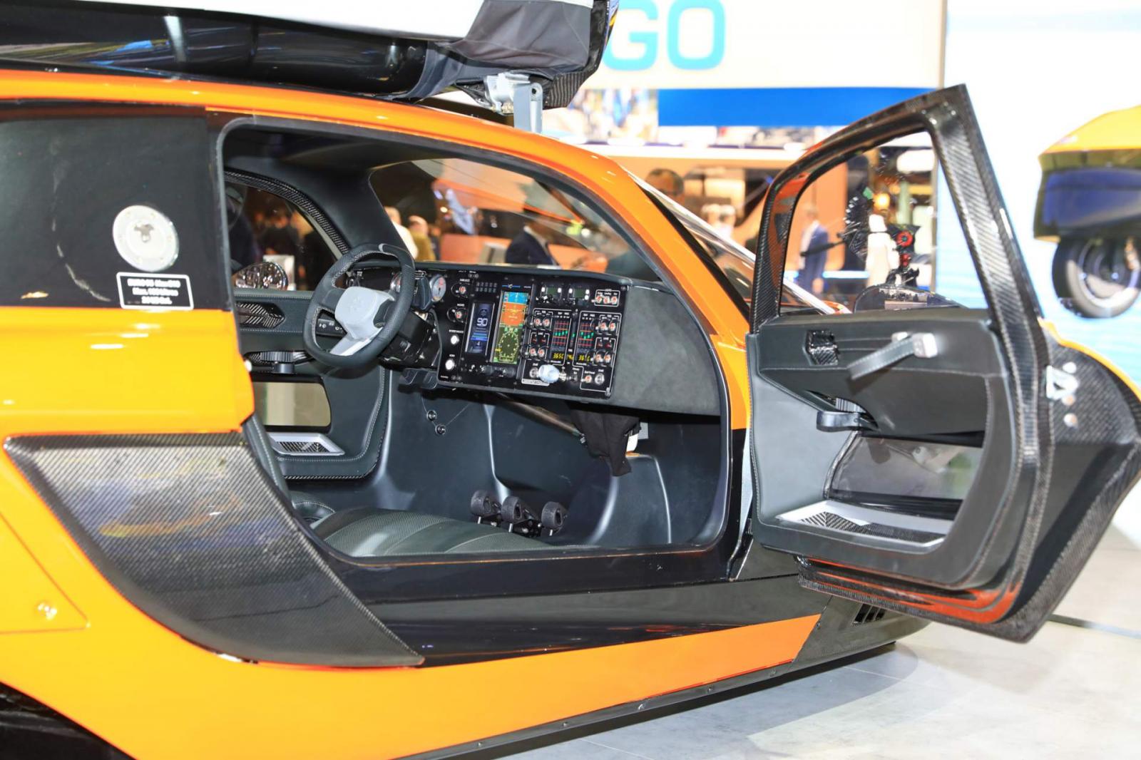 Nó có trang bị vô cùng đặc biệt cả trong lẫn ngoài để thực hiện nhiệm vụ lái trên mặt đất và bay trên trời