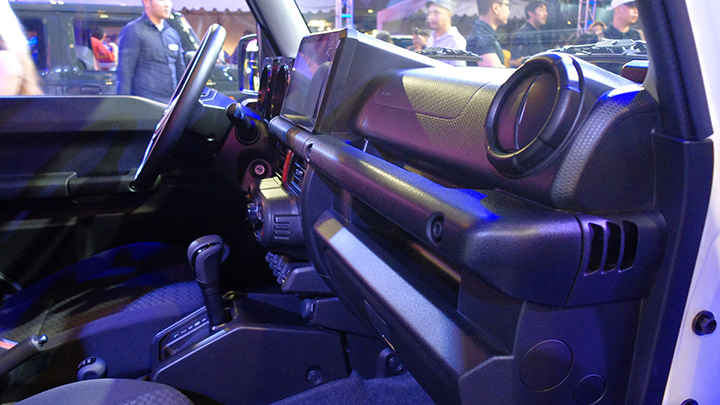 Bên trong Suzuki Jimny 2019 có nhiều chi tiết làm bằng chất liệu chống xước Bên trong Suzuki Jimny 2019 có nhiều chi tiết làm bằng chất liệu chống xước