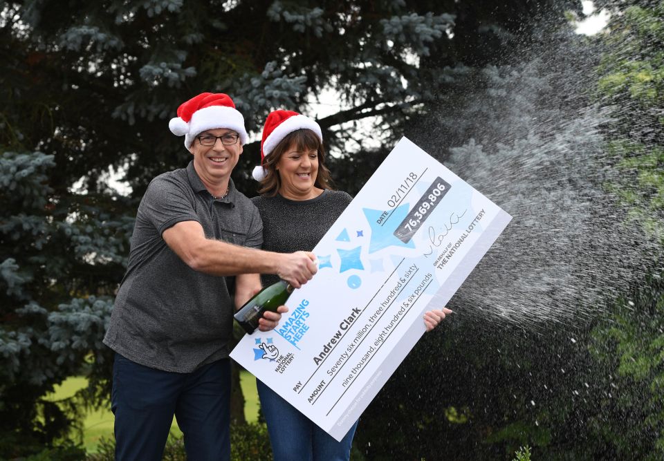 Ông Clark và bạn gái Trish 