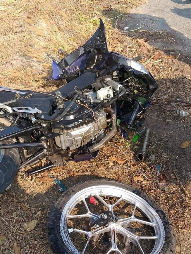 Xe bị gãy phuộc trước, dàn áo vỡ nát Xe bị gãy phuộc trước, dàn áo vỡ nát