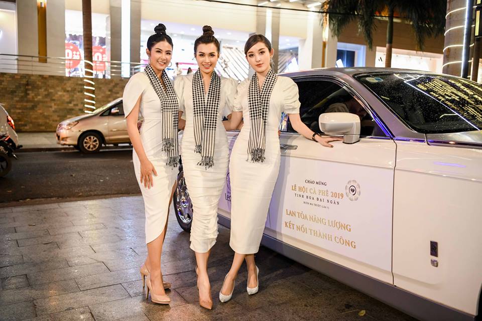 Hoa hậu Ngọc Hân, Á hậu Huyền My và Á hậu Lệ Hằng bên cạnh chiếc Rolls-Royce Phantom đưa đón mình tham dự Lễ hội cà phê Buôn Ma Thuột 
