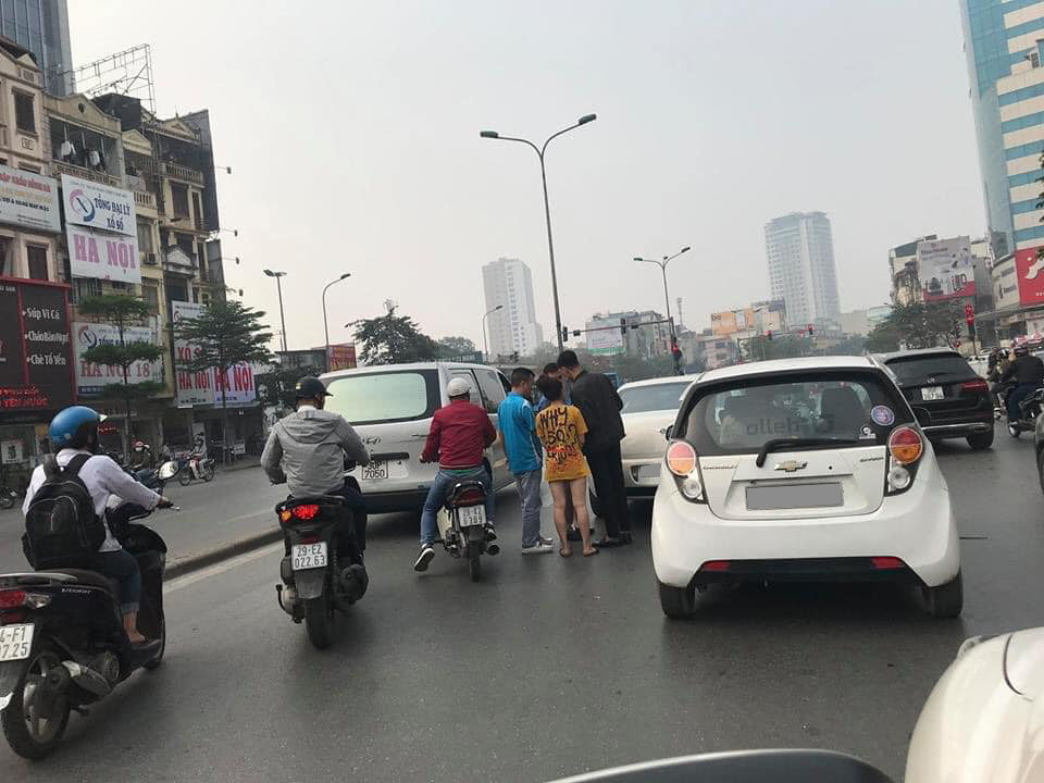 Hiện trường vụ tai nạn của chiếc Chevrolet Spark màu trắng và xe siêu sang Bentley Continental Flying Spur