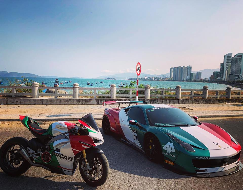 Bộ đôi Ducati và Ferrari 458 Italia độ Liberty Walk chụp ảnh ở Nha Trang Bộ đôi Ducati và Ferrari 458 Italia độ Liberty Walk chụp ảnh ở Nha Trang